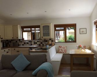 A beautiful pine chalet with its own private garden surrounded by fields - Bognor Regis - Salon