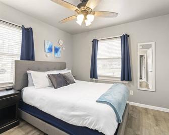 Great Location! Cozy Home with Huge Backyard - Warren - Bedroom