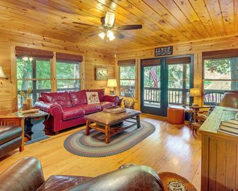 Serene Riverfront Escape in Ellijay, Georgia! - Ellijay - Living room