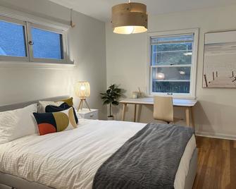 Fully Renovated Modern Mid-Century 3Br House - 2 blocks from U of Illinois. - Urbana - Bedroom