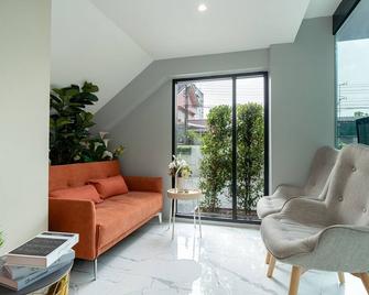 The Riski Hotel At Bangphlat Station Sha - 曼谷 - 客廳