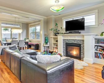 Cozy Modern Craftsman in North Portland - פורטלנד - סלון