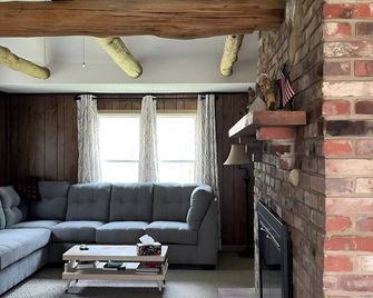 Rustic Hogback Lodge + Nature's Tranquility - Tionesta - Living room