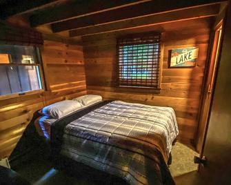 Cozy Lake View Cabin on Lake Wallenpaupack with beach area access!!! - Lake Ariel - Bedroom