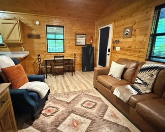 Briar Creek-Clean/Affordable Getaway - Broken Bow - Living room