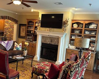 Downtown Front Street 2-bedroom townhome with balcony views - Natchitoches - Living room