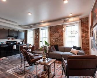 Thompson 212 · Thompson Block Loft - Modern and Historic - Ypsilanti - Living room