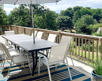 4 miles to Orleans beaches & close to town! - Orleans - Balcony