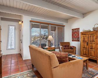 Incredible Downtown Location, Beautiful Fort Marcy Condo - Santa Fe - Wohnzimmer