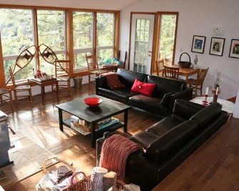 Gorgeous Muskoka Waterfront Cottage Tall Pines Prime Swimming 10 Acres - Bala - Living room
