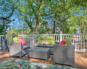 Adorable Beach Cottage with Hot Tub and Tropical Bar! - Chesapeake Beach - Balcony