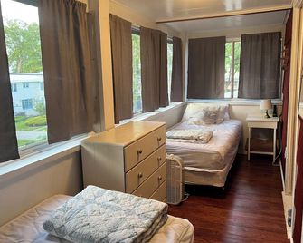 Spacious 5 Bedroom House On Double Lot In Lakeside One Block From The Lake! - Marblehead - Habitación