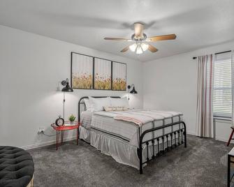 NEW Cardinal Cove book 3 get 4th night free! - Wills Point - Bedroom