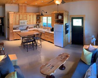 New Barn Dominiam on Marks Creek, next to Ochoco National Forest - Prineville - Kitchen
