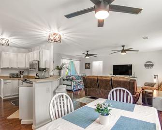 Dog-friendly home near the ocean with lanai, washer/dryer, desk and Free Wifi - Pahoa - Restauracja