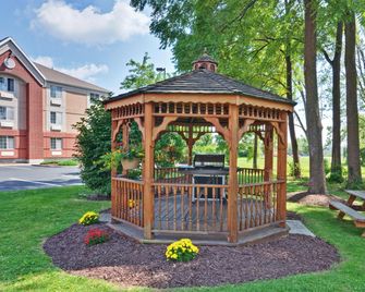 Candlewood Suites East Syracuse - Carrier Circle By IHG - East Syracuse - Patio