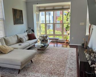 Beautiful 2-bedroom townhome in innerharbor Baltimore with parking. - Baltimore - Sala de estar