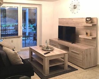 Vacation apartment on the ground floor with large garden and access to the Waldnaab - Neustadt an der Waldnaab - Living room