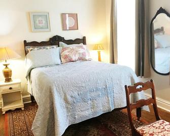 Hillsdale Victorian Studio w kitchenette Wifi TV , Queen Bed and Twin Bed - Hillsdale - Bedroom