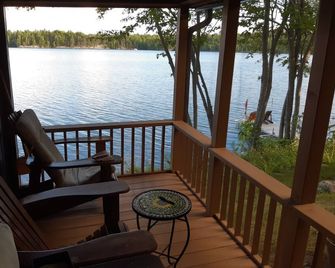 Cosy cabin steps from the lake - Perth - Balcony