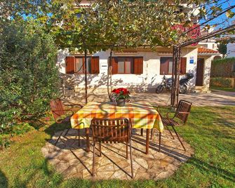 Apartments Biskupije 940 - Medulin - Patio