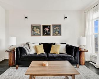 Stunning 3 bed/2 bath in GP! - Grande Prairie - Living room