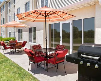 Hawthorn Extended Stay by Wyndham Decatur - Decatur - Binnenhof