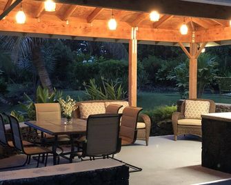 Beautiful 3 Bedroom AC Beach Home, Close to the Best Snorkeling Beaches in Hilo - 힐로 - 파티오