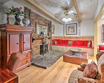 Cozy Corner in Memphis - 4 Miles to Graceland! - 孟菲斯 - 客廳