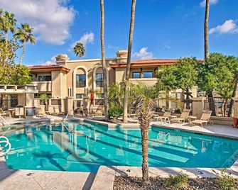 Hike & Golf! Townhouse w/ Resort Perks in PHX - Phoenix - Pool