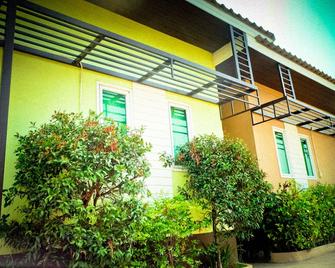 Love is Resort - Si Maha Phot - Edificio