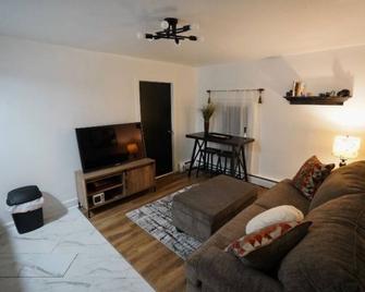 The most comfortable retreat for business or leisure. - Fond du Lac - Living room