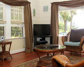 Monarch Cove Inn - Capitola - Living room