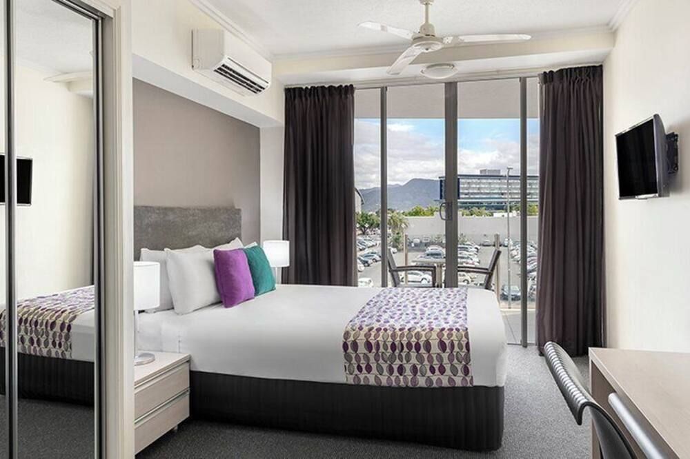 Park Regis City Quays - קיירנס - חדר שינה