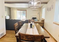 TWO side-by-side dwellings for your giant group - Corvallis - Dining room