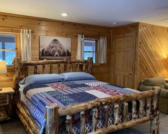 Lazy Bear Cabin - East Burke - Bedroom