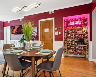 Wrigley 2br, 1ba With Free Parking - Chicago - Dining room