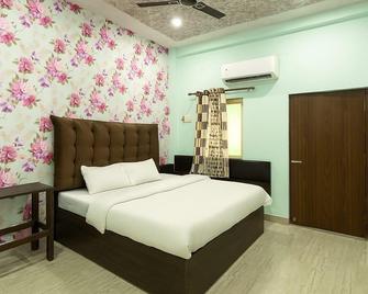 Hotel Shivayy Majestic 3km From Kashi Vishwanath - ורנאסי - חדר שינה