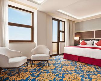 Ramada Hotel & Suites by Wyndham Yerevan - Yerevan - Kamar Tidur