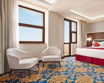 Ramada Hotel & Suites by Wyndham Yerevan - เยเรวาน - ห้องนอน