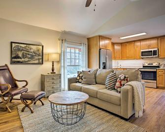 Walk to Main Street Eats Remodeled Saluda Apt - Saluda - Вітальня