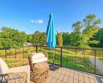 Energetic Lakeview Loft - Mooresville - Balcony