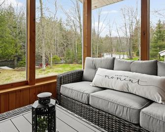 Riverside Retreat -Breathtaking View Kayak Atv - Mountain - Sala de estar