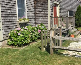 Duplex Sunny Condo in residential neighborhood, 5min walk to bike paths!!! - Nantucket - Outdoor view