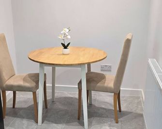Central 1 Bed Apartment - Sleeps 2 with Wifi - Wellingborough - Jídelna