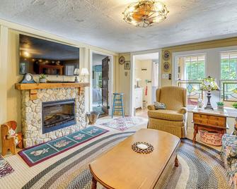 2 Mi to Hiking Trails Cozy Fayetteville Cottage! - Fayetteville - Soggiorno