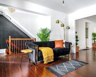 Prime Location - Parking - Over 4,500 Reviews - Columbus - Living room