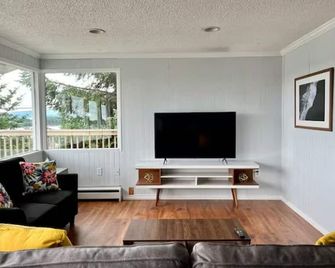 Hill House - City & Ocean Views, Downtown - Kodiak - Sala de estar