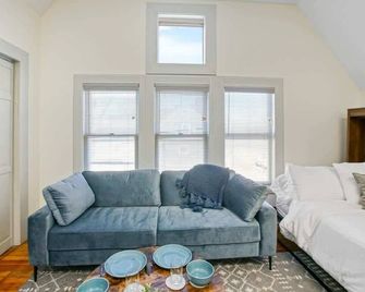 Victorian Cozy Retreat Steps to Cleveland Clinic - Cleveland - Sala de estar