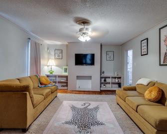 Unique 3 bedroom Throwback - West Monroe - Living room